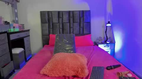 Perla online show from December 2, 9:40 am