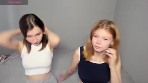 Veronica Tiia Lilith left to right online show from October 5, 4:10 am