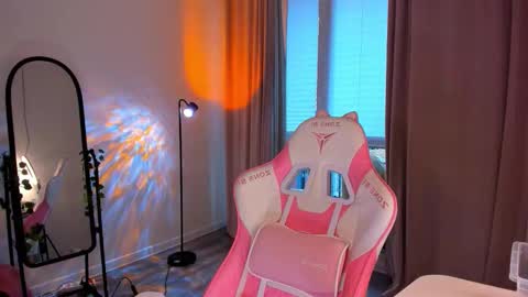 Eva Davis online show from March 16, 5:44 am