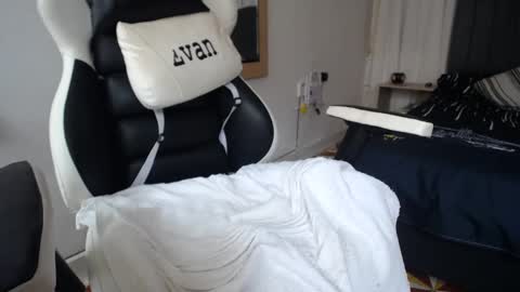 Snapshot of evans_king chatting on February 28, 5:04 pm Evan online show from February 28, 5:04 pm