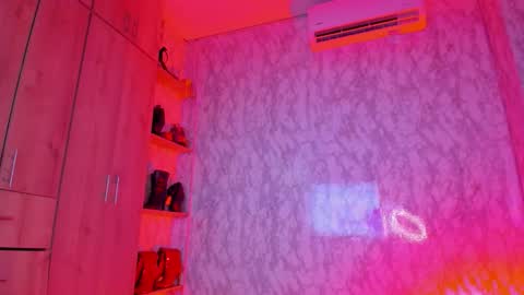 Evelyn online show from December 3, 3:24 pm