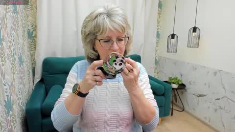 Evelyn online show from April 8, 4:59 am