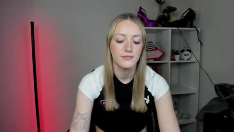 evelynblond online show from March 25, 1:40 pm