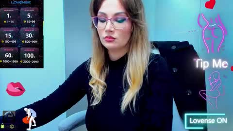 Snapshot of evelyne_rose chatting on October 5, 5:05 am evelyne_rose online show from October 5, 5:05 am