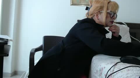 Evelyn Smith online show from December 19, 2:12 pm