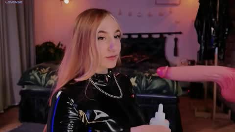 evit_dirty_mind_ online show from February 21, 3:15 pm