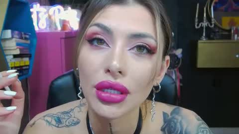 Snapshot of fetishsarah chatting on February 23, 8:33 pm Sarah online show from February 23, 8:33 pm