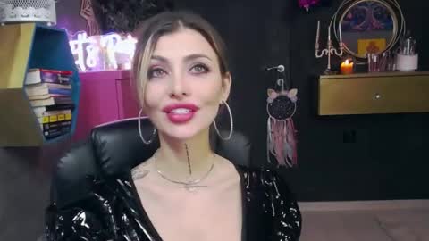 Snapshot of fetishsarah chatting on February 27, 12:14 am Sarah online show from February 27, 12:14 am