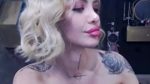 Snapshot of fetishsarah chatting on December 2, 7:55 pm Sarah online show from December 2, 7:55 pm