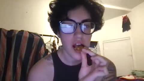 fgsammie online show from April 12, 2:48 am