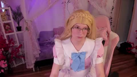 Snapshot of fi_cosplay chatting on October 21, 8:45 pm fi_cosplay online show from October 21, 8:45 pm