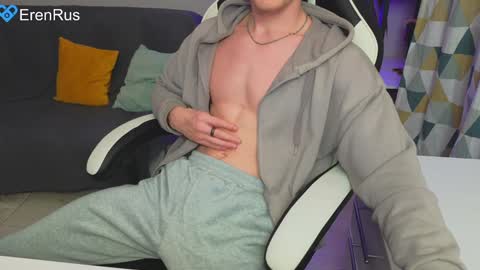 Snapshot of fixsicki chatting on December 5, 10:39 pm Eren.  online show from December 5, 10:39 pm