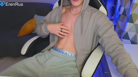 Snapshot of fixsicki chatting on December 6, 9:29 pm Eren.  online show from December 6, 9:29 pm