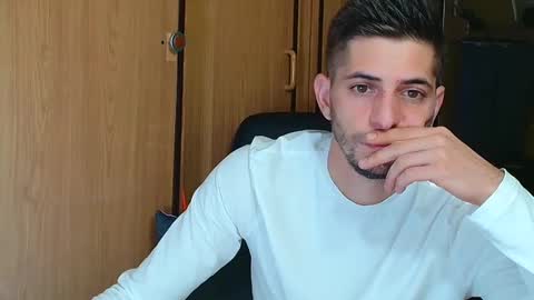 independent model online show from September 27, 5:00 pm