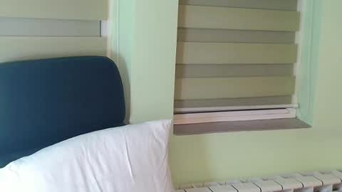 independent model online show from December 4, 3:26 pm