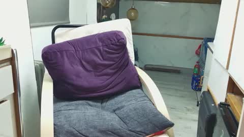 independent model online show from June 2, 7:05 pm