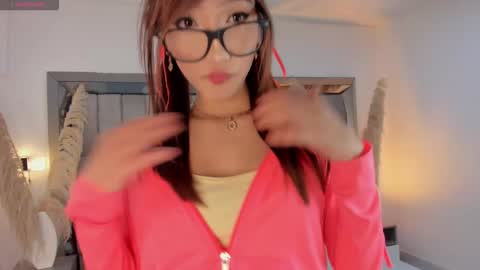 fox with 3 xs  online show from March 24, 7:53 pm