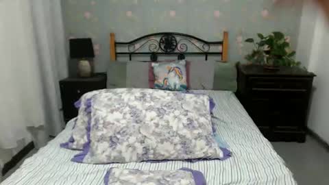 Snapshot of foxyhershey chatting on January 7, 1:17 am foxyhershey online show from January 7, 1:17 am