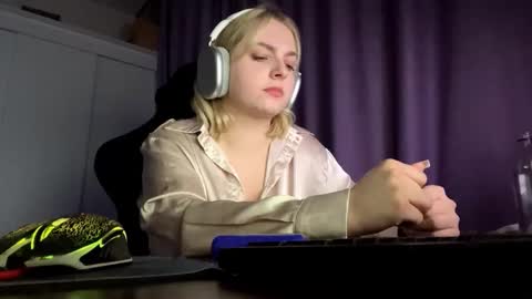 Snapshot of foxylure chatting on October 25, 9:37 pm Emma online show from October 25, 9:37 pm