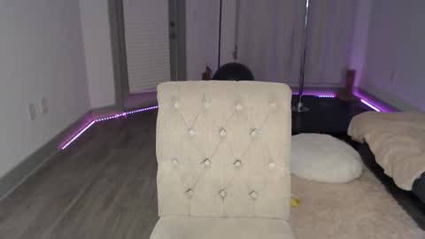 Snapshot of fragilemasochist chatting on March 11, 1:37 am Angel online show from March 11, 1:37 am