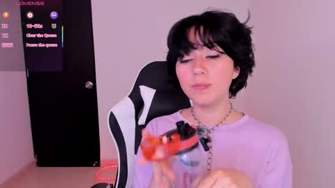 frida_lassi_ online show from January 11, 10:05 pm