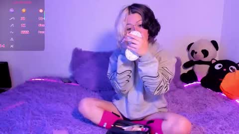 frida_lassi_ online show from September 14, 9:49 pm