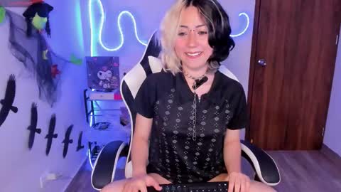 frida_lassi_ online show from October 25, 11:16 pm