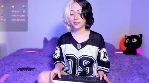 frida_lassi_ online show from September 18, 7:07 pm