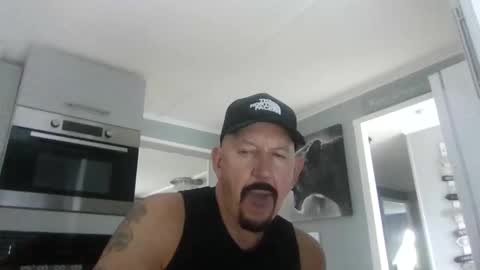 Snapshot of friskyneedsum chatting on October 23, 2:40 pm bob online show from October 23, 2:40 pm