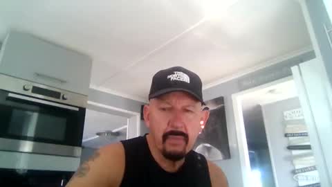 Snapshot of friskyneedsum chatting on October 6, 8:21 am bob online show from October 6, 8:21 am