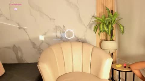   Independent model online show from January 17, 12:58 pm