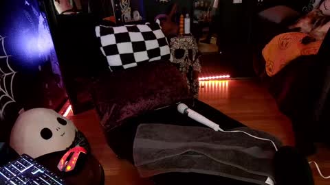 Giggles online show from January 11, 12:01 am