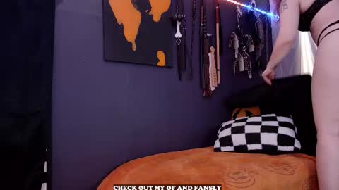 Giggles online show from December 2, 5:11 pm