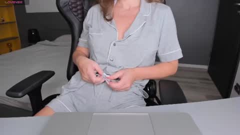 gigihadd online show from July 5, 3:41 pm