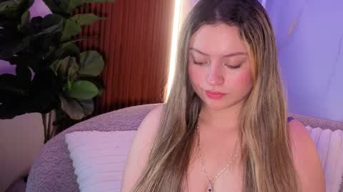 Giigii Hadid  online show from April 9, 6:02 pm