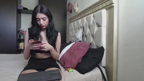 Snapshot of girlwhitelatina chatting on October 27, 6:41 pm keyla and candy online show from October 27, 6:41 pm