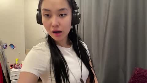 Mia online show from March 30, 11:43 am