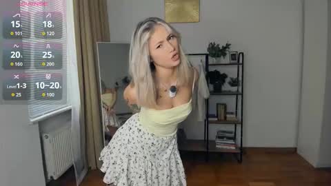 Snapshot of glossybabe_ chatting on October 23, 7:21 am Cherry online show from October 23, 7:21 am