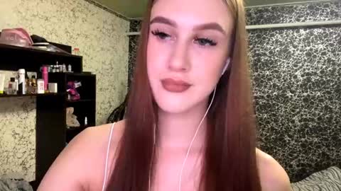 Snapshot of gwenmestayer chatting on October 19, 8:02 pm Gwen online show from October 19, 8:02 pm