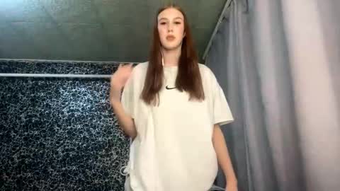 Snapshot of gwenmestayer chatting on September 30, 8:52 pm Gwen online show from September 30, 8:52 pm