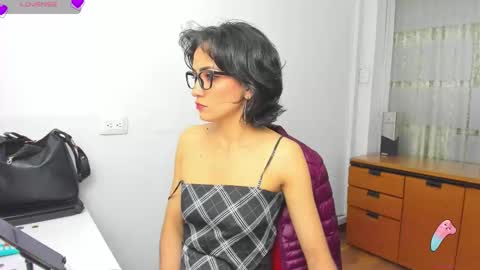 Snapshot of hanna_chloe chatting on October 1, 3:22 pm Sara online show from October 1, 3:22 pm