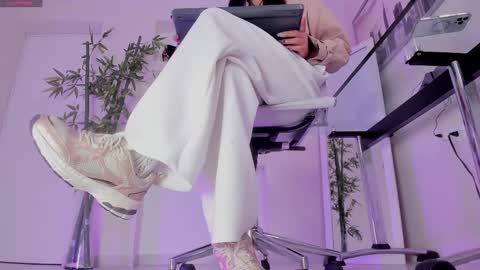 HANNAH HOWELL online show from November 4, 9:43 am