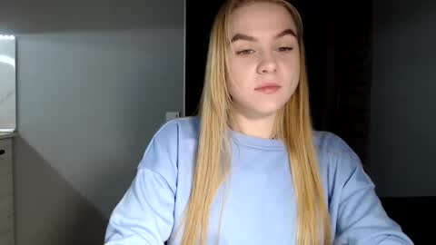 happy_fox_ online show from December 6, 10:35 pm