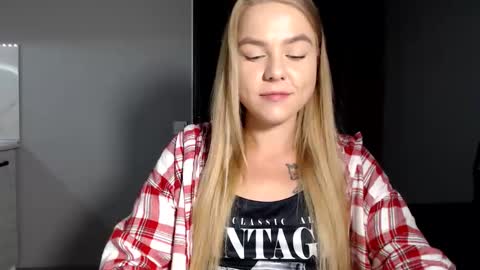 happy_fox_ online show from September 16, 7:50 pm