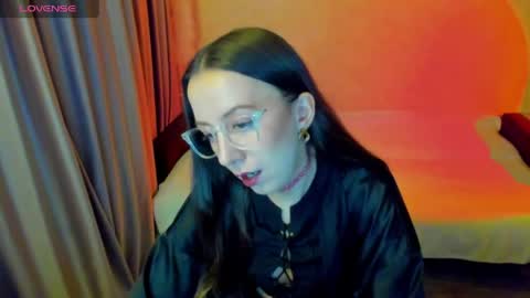 Stephanie online show from April 4, 4:25 pm