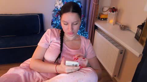 Snapshot of heaven_chloe chatting on January 9, 9:47 pm Heaven girl online show from January 9, 9:47 pm