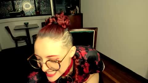 Snapshot of heliconiavannucci chatting on October 15, 11:05 pm Heliconia online show from October 15, 11:05 pm