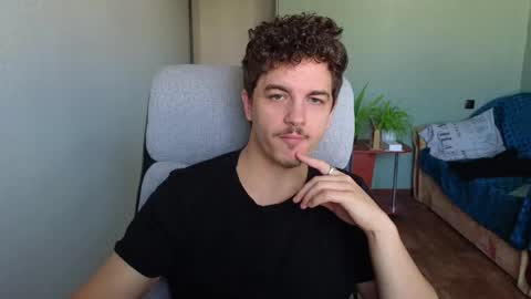 Snapshot of hellish_sugar chatting on October 26, 6:58 am Remy online show from October 26, 6:58 am