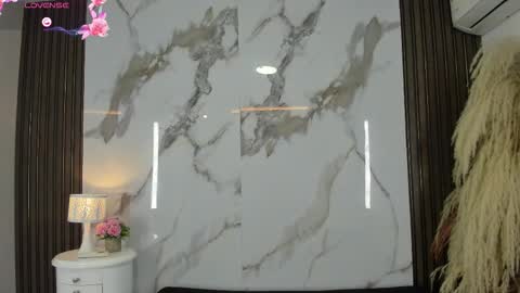 Hilary Thomsom online show from February 4, 12:31 pm