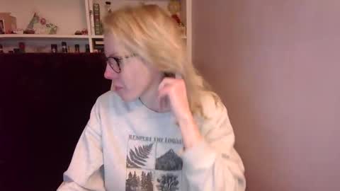 holly_bourbon online show from March 6, 12:09 am